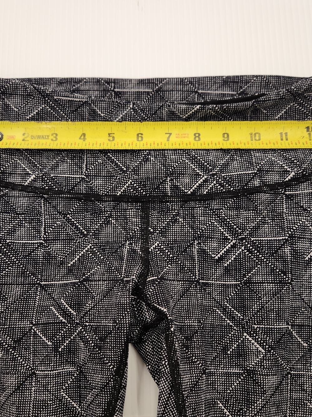 High-Rise Printed Women's Active Leggings in Dark Gray - Picture 6 of 9